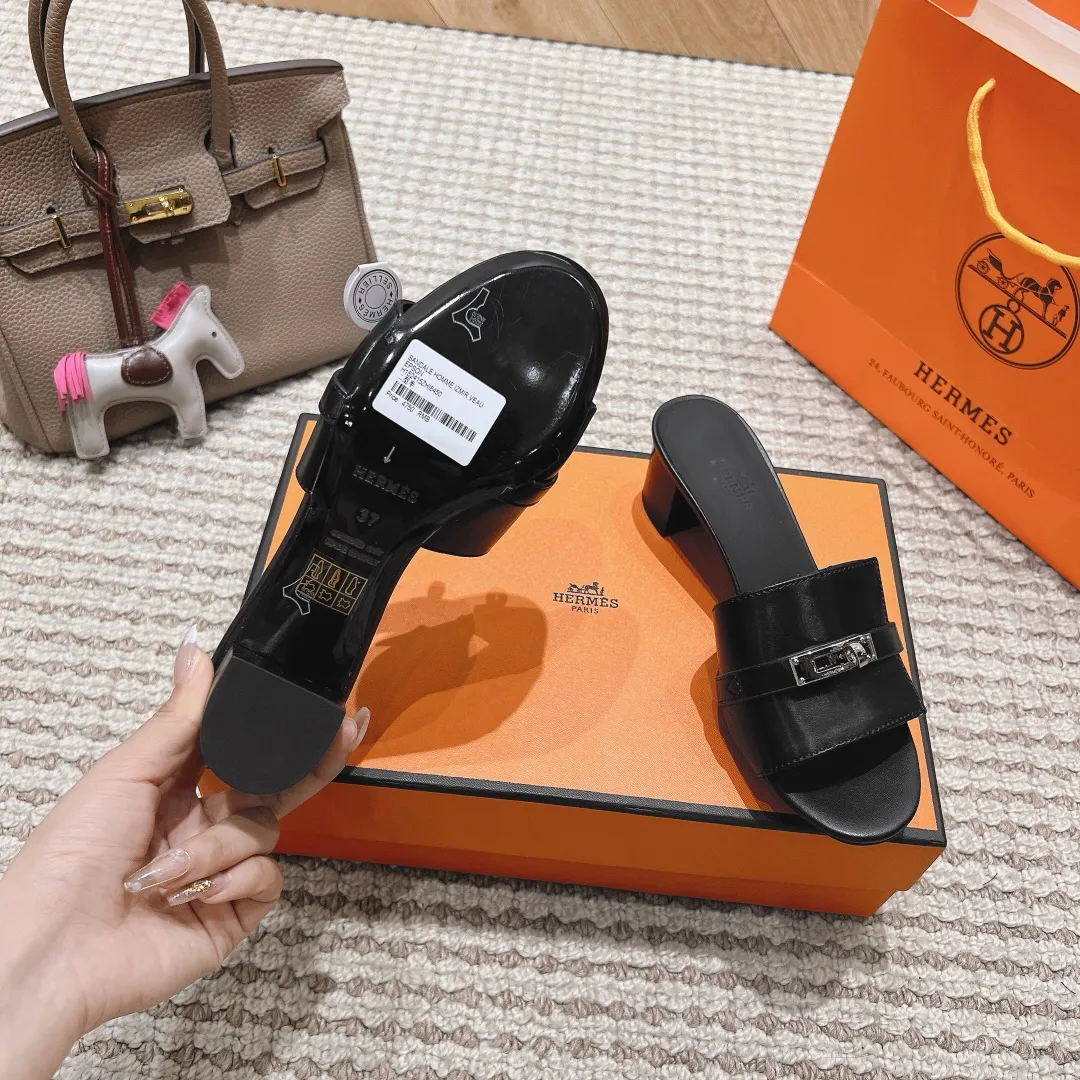 👟👟Ex-factory price 540👟👟 High version of the 2024 spring and summer new HERMES Hermès counter new style. The wedge-heeled Erjiu sandals and slippers, which have been extremely popular recently, are paired with various colorful socks. They are very trendy. Upper: cowhide. Outsole: technological imitation wood sole. Heel height: about 7cm. Size: Female 35-41 (40/41 non-refundable and non-exchangeable)